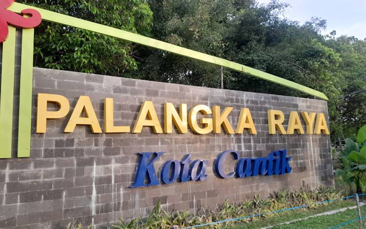 Plang nama Kota Palangka Raya. (FOTO: MARINI)
