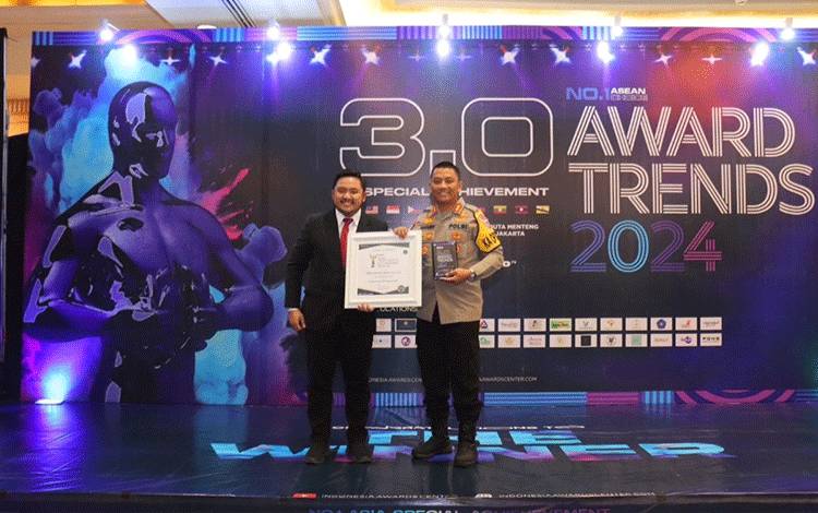 Kapolres Kobar AKBP Yusfandi Usman terima penghargaan Inspiring Profesional dann Leadership dari Asean Choice. (Foto : Polres Kobar)