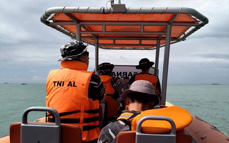 Tim SAR gabungan yang terdiri atas personel Basarnas Cilacap dan Lanal Cilacap, Sabtu (16/3/2024), melakukan pencarian terhadap kapal Kiat Maju Jaya-7 beserta anak buah kapalnya yang dilaporkan hilang kontak di Samudra Hindia sejak Rabu (13/3/2024). ANTARA/HO-Basarnas