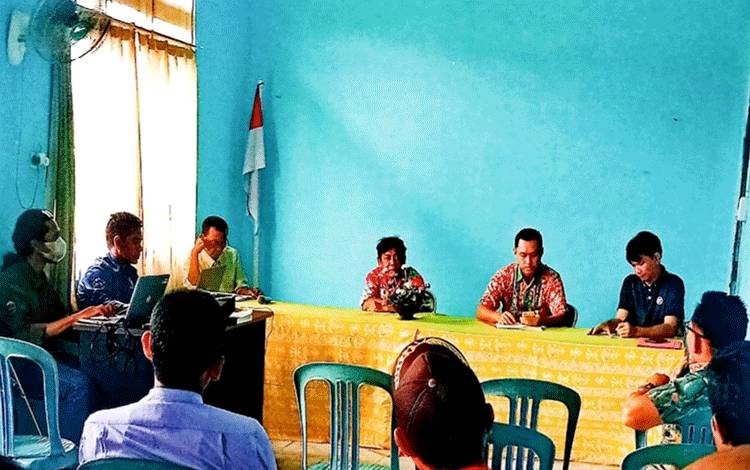 Suasana saat rapat persiapan rencana pembangunan perhutanan sosial di Kecamatan Bataguh, Kabupaten Kapuas. (FOTO: IST)