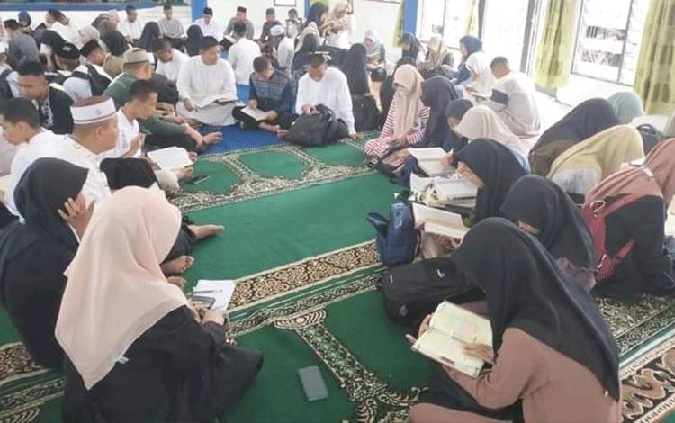 Program sekolah berupa Penguatan Karakter Keagamaan yang dilaksanakan SMAN 5 Palangka Raya selama Libur Khusus Puasa atau LKP Ramadan 1445 H.(FOTO: Rilis SMAN 5 Palangka Raya)