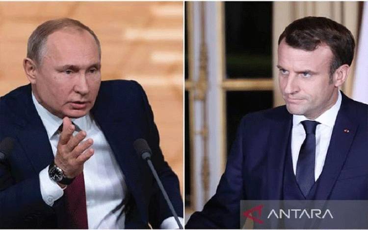 Presiden Rusia Vladimir Putin (kiri) dan Presiden Prancis Emmanuel Macron (kanan) pada Jumat (19/8/2022) mengadakan pembicaraan via sambungan telepon untuk membahas situasi di Ukraina. (ANTARA/Xinhua/aa.)