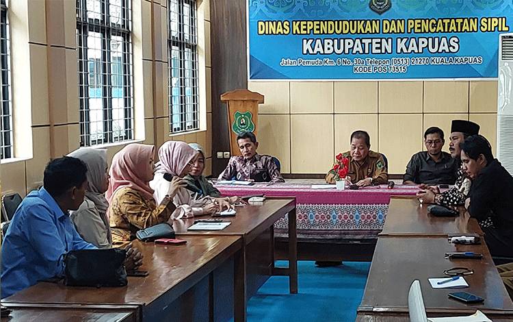 Suasana saat Dinas Dukcapil Kapuas terima kunjungan kerja jajaran Komisi I DPRD Barito Kuala pada Senin, 18 Maret 2024. (FOTO: IST)