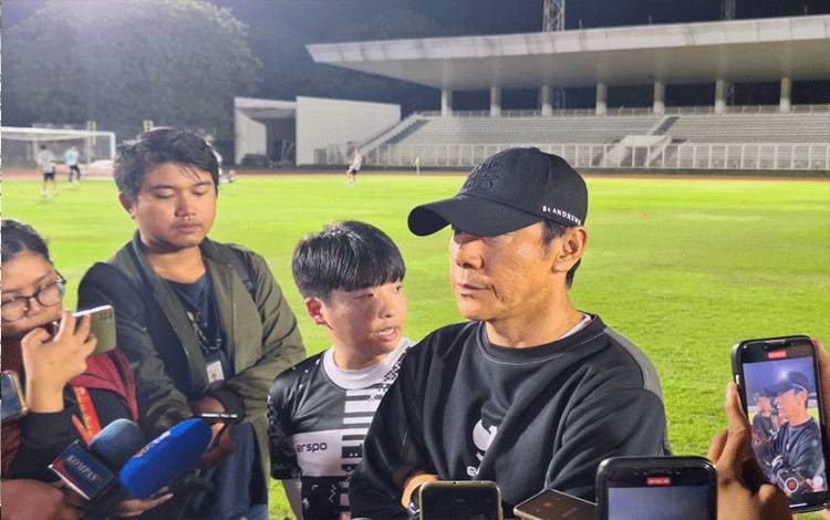 Pelatih tim nasional Indonesia Shin Tae-yong saat memimpin latihan perdana timnas Indonesia jelang Kualifikasi Piala Dunia 2026 yang berlangsung di Stadion Madya, Jakarta, Senin (18/03/2024). (ANTARA/FAJAR SATRIYO)