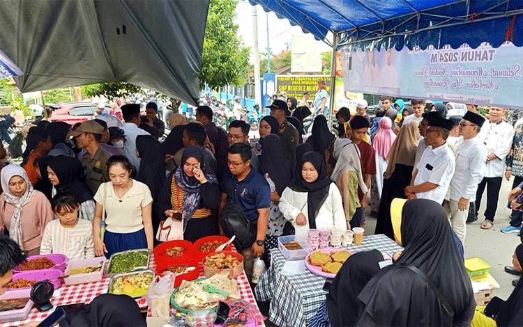 Warga masyarakat berduyun-duyun mengunjungi pasar wadai Ramadhan untuk mencari jajanan untuk berbuka puasa. Dan bahkan tidak hanya umat muslim, namun juga warga non muslim juga mencari jajanan dan makanan di pasar wadai Ramadhan, Senin 18 Maret 2024.(foto: Dhani)