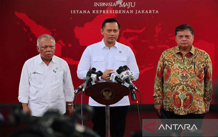 (kiri-kanan) Menteri PUPR Basuki Hadimuljono, Menteri ATR Agus Harimurti Yudhoyono, dan Menko Perekonomian Airlangga Hartarto usai rapat terbatas mengenai PSN di Istana Kepresidenan, Jakarta, Senin (18/3/2024) (ANTARA/HO-Kementerian ATR)