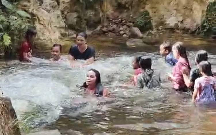 Situasi ketika Anggota DPRD Gunung Mas Cici Susilawati bersama keluarganya sedang menikmati alam di Sei Pajawan. (FOTO: IST)