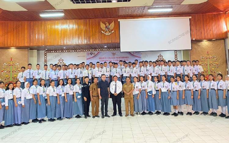 Kepala kesbangpol Gunung Mas Sugiarto bersama dengan peserta seleksi calon anggota paskibraka tingkat Kabupaten Gumas 2024. (FOTO: IST)