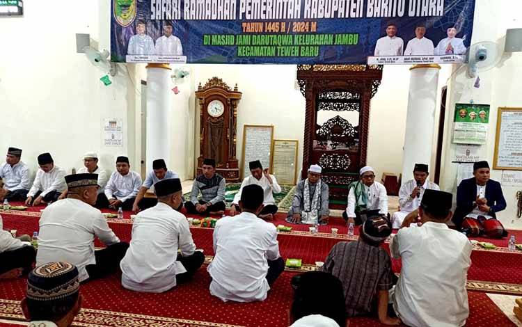 Pj Bupati Barito Utara, Muhlis bersama pejabat lainnya melaksanakan safari ramadhan hari pertama di Masjid Jami Darut\l Taqwa Kelurahan Jambu.(foto:Dhani)