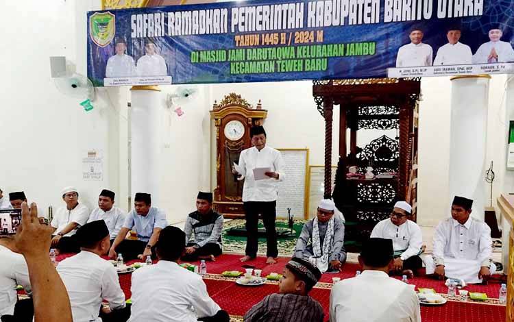 Pj Bupati Barito Utara, Muhlis bersama pejabat lainnya melaksanakan safari Ramadan hari pertama di Masjid Jami DarumTaqwa Kelurahan Jambu.(foto:Dhani)
