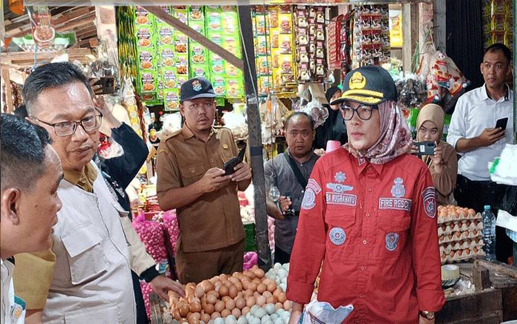 Pj Wali Kota Palangka Raya, Hera Nugrahayu saat meninjau pasar untuk memastikan harga tetap stabil. (FOTO: HUMAS)