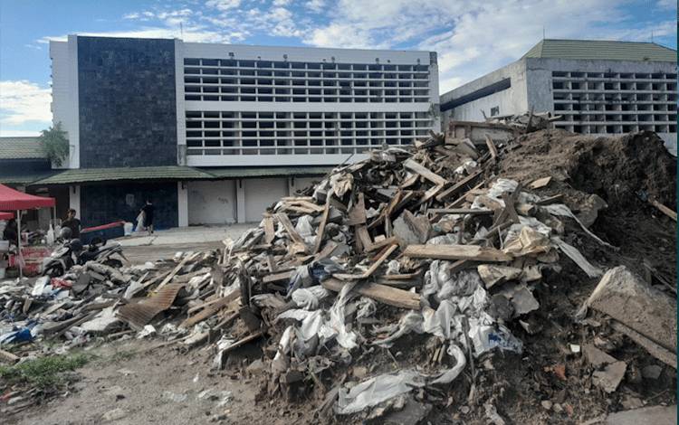 Kondisi sampah di sekitargedung KONI Kalteng (Foto:MARINI)