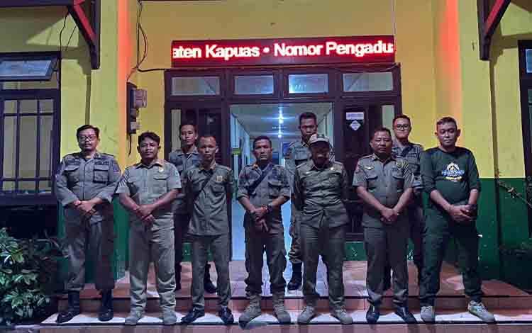 Personel Satpol PP dan Damkar Kapuas yang bertugas patroli. (FOTO: IST)