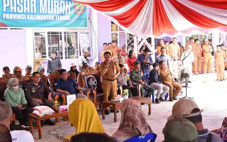 Pj Bupati Kapuas Erlin Hardi saat menyampaikan sambutan pada kegiatan Pasar Murah yang digelar Pemprov Kalteng, Selasa, 19 Maret 2024. (FOTO: IST)