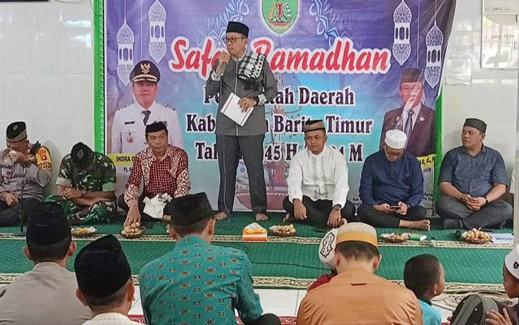 Pj Bupati Barito Timur Indra Gunawan saat menyampaikan sambutan pada acara safari Ramadan 1445 hijriah di Masjid Nurussalihin Desa Ramania, Kecamatan Patangkep Tutui, Selasa, 19 Maret 2024. (FOTO: DISKOMINFOSANTIK BARTIM)