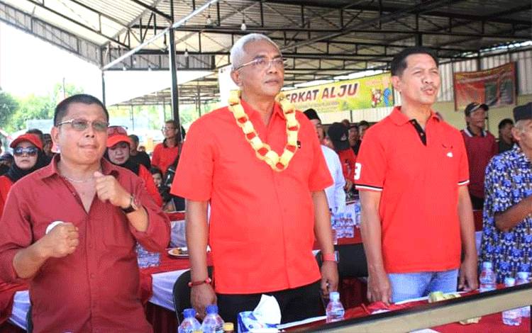 Sekretaris Dewan Pimpinan Daerah Partai Demokrasi Indonesia Perjuangan Provinsi Kalimantan Tengah, Sigit K Yunianto (tengah).(FOTO: Dokumentasi Sigit)