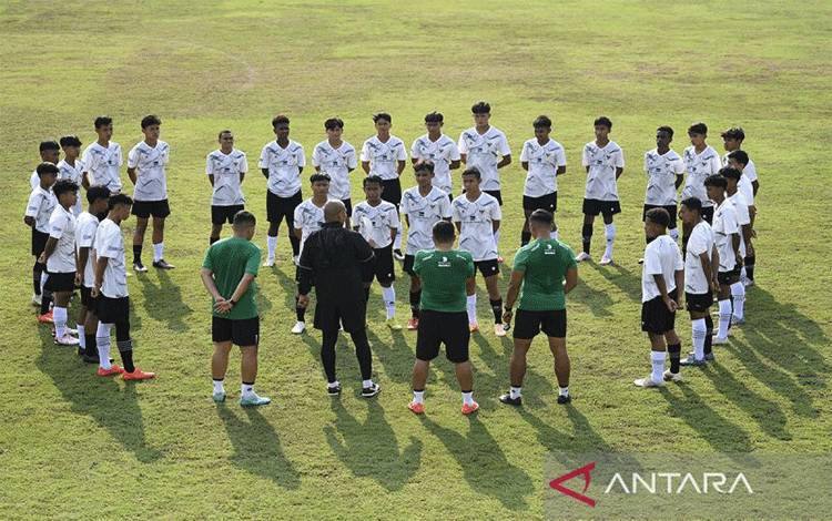 Pelatih Timnas U-16 Nova Arianto (tengah) memberikan instruksi kepada pemain saat pemusatan latihan di Lapangan B, Kompleks Gelora Bung Karno (GBK), Senayan, Jakarta, Senin (19/2/2024). ANTARA FOTO/M Risyal Hidayat/foc/pri. (ANTARA FOTO/M RISYAL HIDAYAT/M RISYAL HIDAYAT)