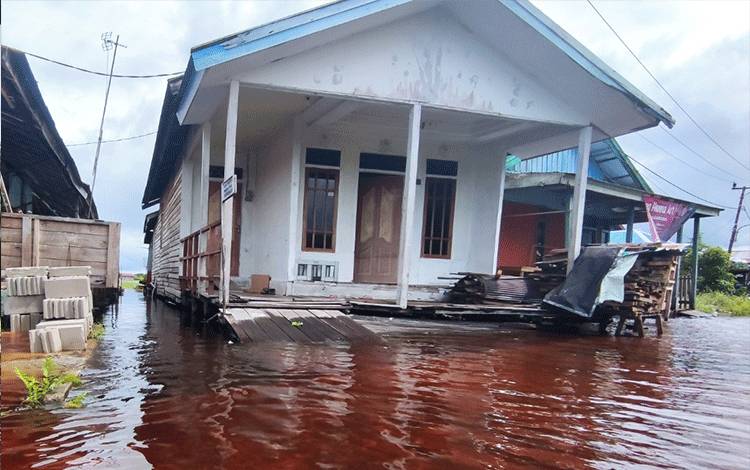 Musibah banjir yang melanda salah satu pemukiman masyarakat di Kota Palangka Raya, Kalteng. (FOTO: HERMAWAN)