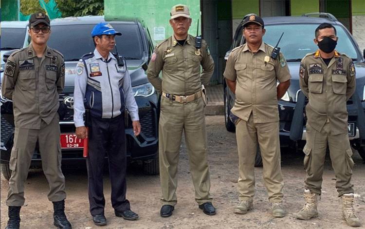 Satpol PP dan Damkar Kapuas saat lakukan pengawalan dan pengamanan Safari Ramadan Pemkab Kapuas. (FOTO: IST)