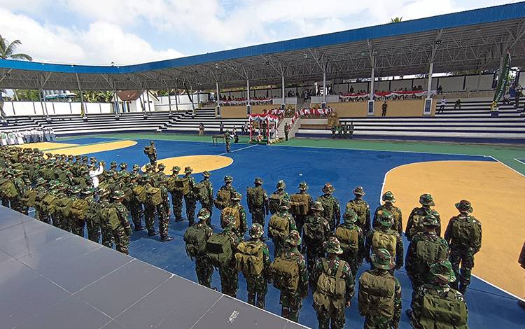 Danrem 102 Panju Panjung, Brigjen TNI Iwan Rosandriyanto saat memimpin upacara penutupan TMMD ke 119 Kodim 1013 Muara Teweh di arena terbuka Tiara Batara Muara Teweh, Rabu 20 Maret 2024.(foto: Dhani*