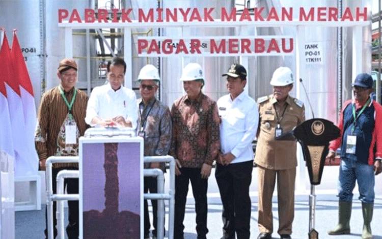 Presiden Republik Indonesia, Joko Widodo meresmikan pabrik percontohan minyak makan merah.(FOTO: Rilis BPDPKS)