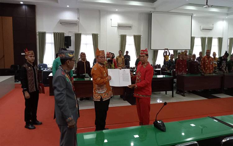 Pj Bupati Katingan, Saiful menghadiri pelantikan Damang Kepala Adat Kecamatan Katingan Hilir, Kamis, 21 Maret 2024.