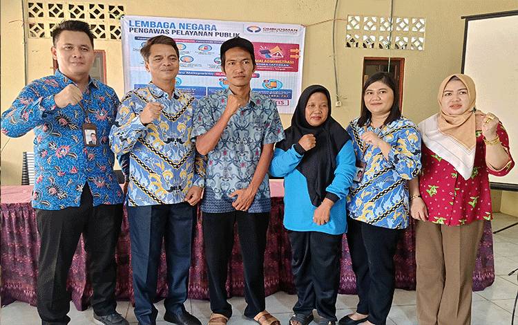 Tim Ombudsman RI Perwakilan Kalimantan Tengah berfoto bersama Kades dan Perangkat Desa Matabu usai acara Ombudsman On The Spot, Kamis, 21 Maret 2024. (FOTO: BOLE MALO)