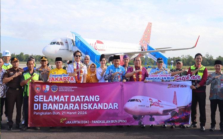 Jajaran Forkopimda Kobar foto bersama saat menyambut penerbangan maskapai Batik Air rute Pangkalan Bun - Jakarta, di Bandara Iskandar Pangkalan Bun. (Foto : ISTIMEWA)