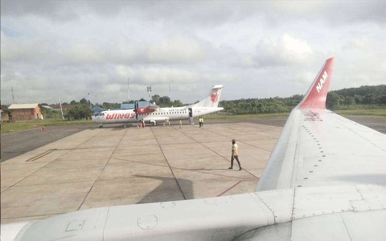 Pesawat Wings Air ATR 72 sedang mendarat di Bandara H Asan Sampit. (FOTO: DEWIP)