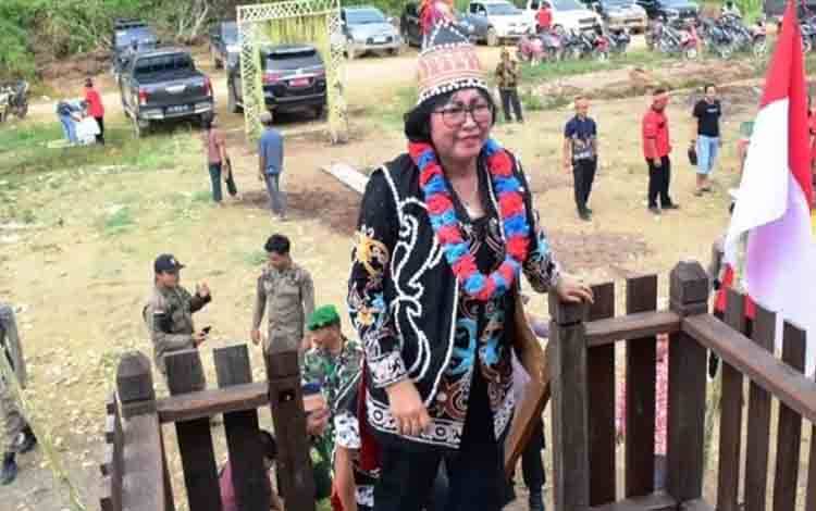 Penjabat Bupati Lamandau Lilis Suriani saat melaksanakan kunjungan kerja ke Desa Bukit Jaya, Kecamatan Belantikan Raya. (FOTO : HENDI NURFALAH)
