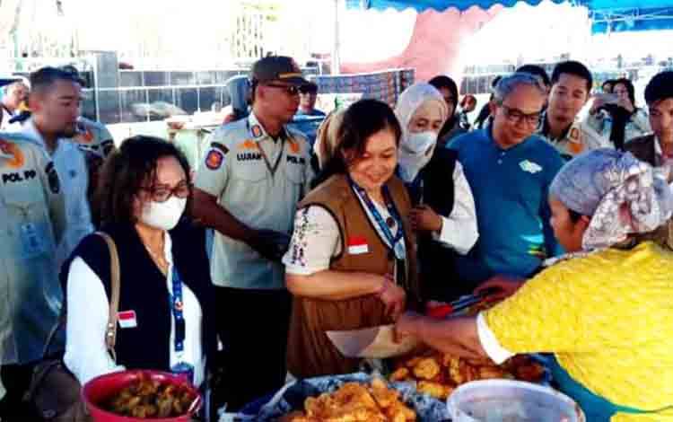 BPOM Palangka Raya bersama Dinas Kesehatan, Disdagrin dan Satpol PP Barito Utara saat melakukan pengawasan dan pengambilan sampel kue dan makanan di Pasar Wadai Ramadhan, Rabu, 20 Maret 2024. (Foto: Dhani)