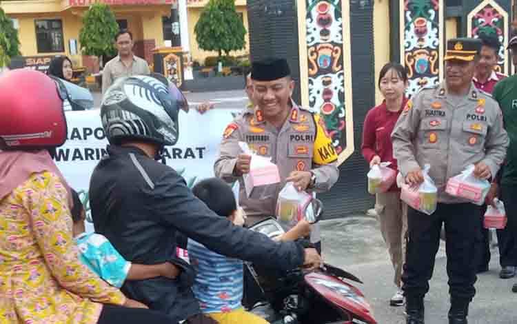 Kapolres Kobar AKBP Yusfandi Usman saat membagikan takjil di depan Mapolres Kobar Jalan Diponegoro, Pangkalan Bun, Kamis, 21 Maret 2024