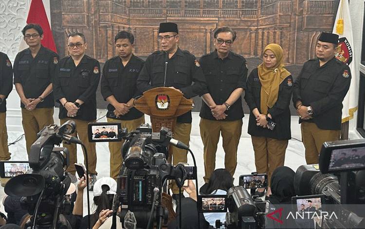 Ketua KPU RI Hasyim Asyari (tengah) bersama enam Anggota KPU RI saat memberikan keterangan di Gedung KPU RI, Jakarta, Rabu (20/3/2024). ANTARA/Rio Feisal