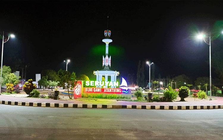 Bundaran II menjadi salah satu icon Kuala Pembuang, Kabupaten Seruyan (FOTO : FAHRUL)