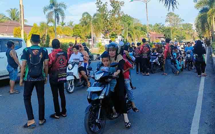Relawan gabungan membagikan takjil bagi pengguna jalan di depan Kantor Bupati Barito Timur, Jumat, 22 Maret 2024.