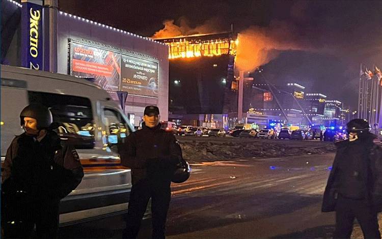Ambulans, personel medis dan petugas keamanan tiba di tempat konser di Balai Kota Crocus dekat Moskow, Rusia setelah adanya laporan insiden penembakan pada 22 Maret 2024. (ANTARA/Anadolu)