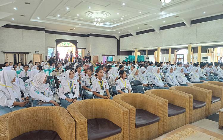 Para pelajar SMA sederajat se-Kabupaten Barito Timur yang mengikuti seleksi calon anggota Paskibraka di GPU Mantawara Tamiang Layang, Sabtu, 23 Maret 2024. (FOTO: BOLE MALO)