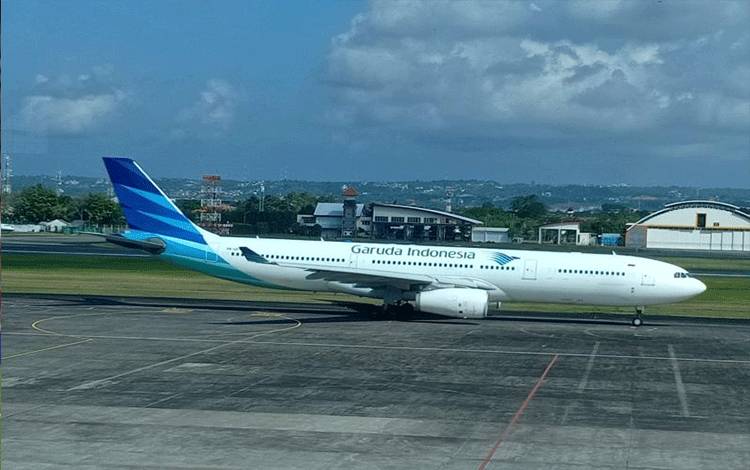 Dokumentasi - Pesawat Garuda Indonesia mendarat di Bandara Internasional I Gusti Ngurah Rai, Bali. ANTARA/Ahmad Wijaya.