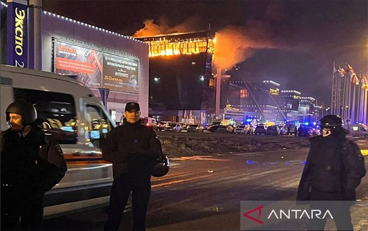Ambulans, personel medis dan petugas keamanan tiba di tempat konser di Balai Kota Crocus dekat Moskow, Rusia setelah adanya laporan insiden penembakan pada 22 Maret 2024. ANTARA/Anadolu/pri.