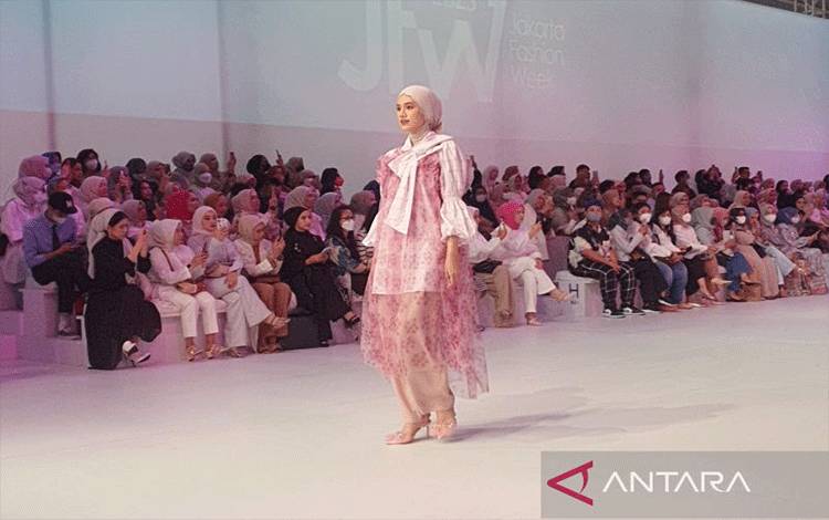 Bahan tulle menjadi material utama untuk koleks "Opera Pink" milik HijabChic di pertunjukan fesyen "Woman In Rhytm" dalam pagelaran Jakarta Fashion Week (JFW) 2023 di Jakarta Selatan, Sabtu (29/10/2022). (ANTARA/Livia Kristianti)