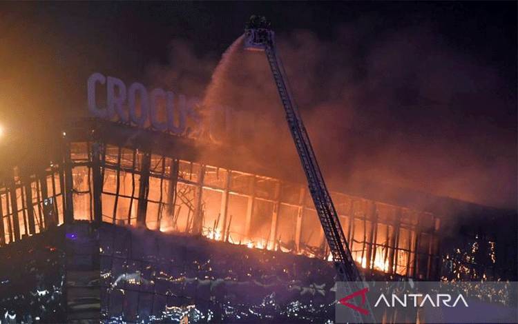 Tim penyelamat berusaha memadamkan api di tempat konser Crocus City Hall yang terbakar menyusul serangan oleh sekelompok pria bersenjata di Moskow, Rusia, Kamis (22/3/2024). ANTARA/Xinhua/Alexander Zemlianichenko Jr/am.