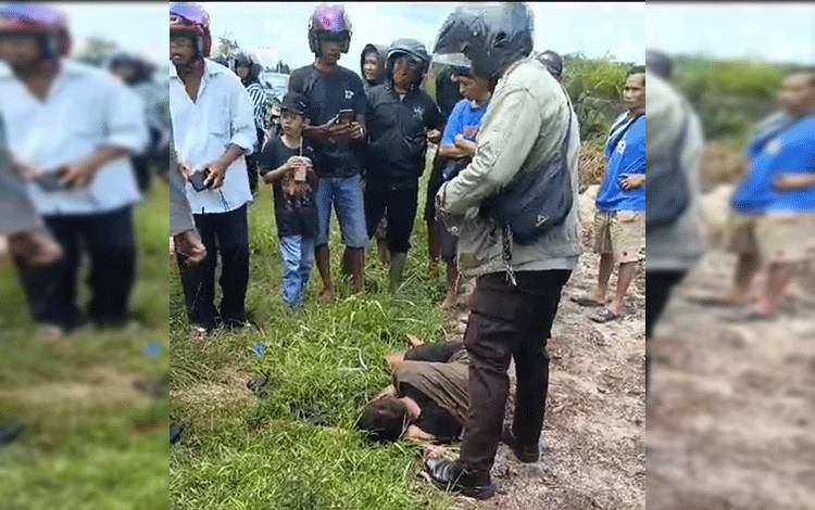 Pelaku begal saat diamankan warga setelah gagal melakukan aksinya di Jalan Tjilik Riwut Km 10 Tanah Mas, Sampit. (FOTO: IST)