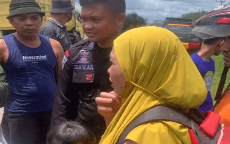 Korban begal perempuan kerudung kuning saat diselamatkan oleh polisi dan warga, Minggu, 24 Maret 2024. 