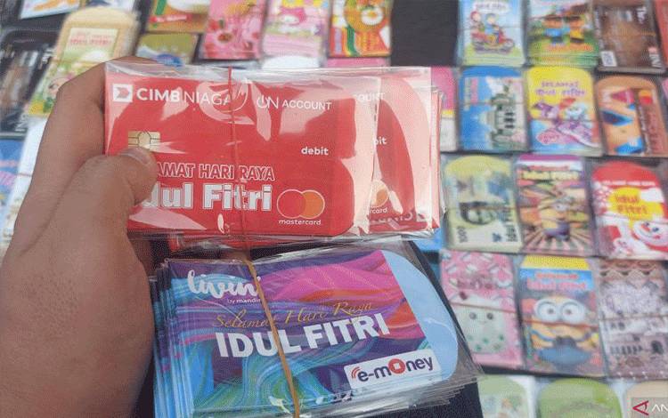 Amplop lebaran dengan desain depan mirip kartu anjungan tunai mandiri (ATM) hingga e-money dapat ditemukan di Jakarta, Minggu (24/3/2024). ANTARA/Abdu Faisal