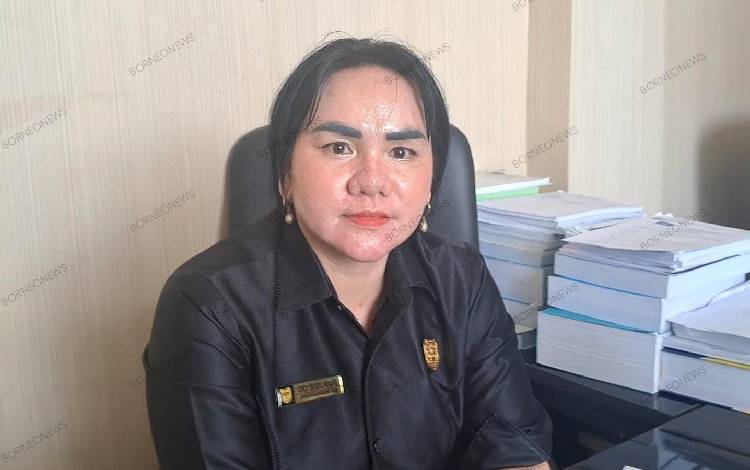 Anggota DPRD Gunung Mas Cici Susilawati saat ditemui di ruang kerjanya. (FOTO: RISKA YULYANA)