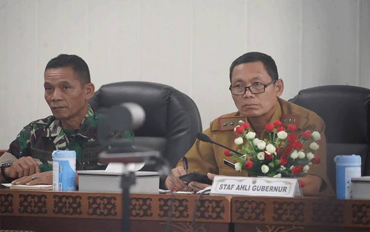 Staf Ahli (Sahli) Gubernur Kalteng Bidang Ekonomi, Keuangan dan Pembanguan Yuas Elko (kanan). (FOTO:TOMY)