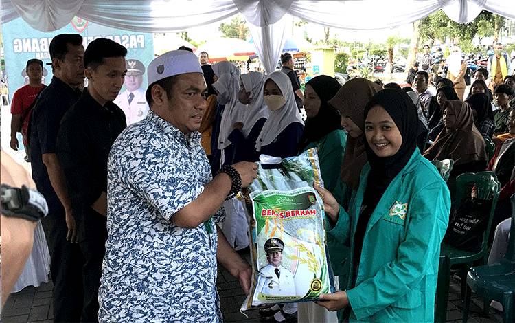 Ketua Kamar Dagang dan Industri Provinsi Kalteng, Rahmat Hamka Nasution menyerahkan beras 10 kg secara simbolis kepada salah satu mahasiswa Kabupaten Kotawaringin Barat, Senin, 25 Maret 2024. (FOTO: ISTIMEWA)
