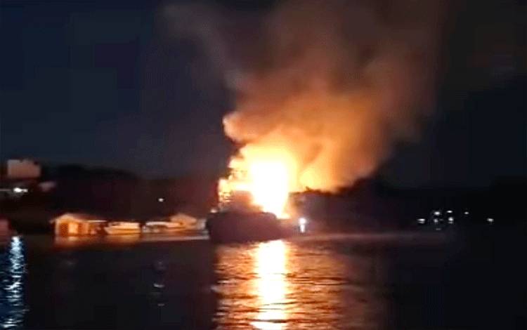 Tugboat yang terbakar hebat di Sungai barito Di Desa Luwe Hulu, Kecamatan Lahei Barat, Senin malam, 25 Maret 2024. (Foto: Dhani)