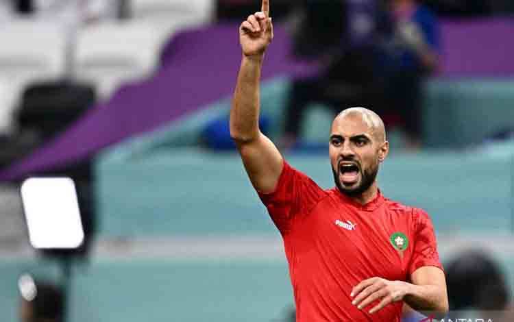 Gelandang Maroko Sofyan Amrabat melakukan pemanasan jelang semifinal Piala Dunia 2022 Qatar melawan Prancis di Stadion Al-Bayt, Al Khor, Doha, 14 Desember 2022. (AFP/GABRIEL BOUYS)