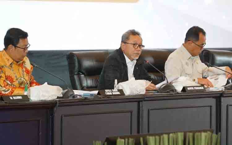 Menteri Perdagangan (Mendag) Zulkifli Hasan (tengah) saat menghadiri Rapat Koordinasi Lintas Sektoral Operasi Ketupat 2024 di Jakarta pada Senin, (25/3/2024). (ANTARA/HO-Kemendag)